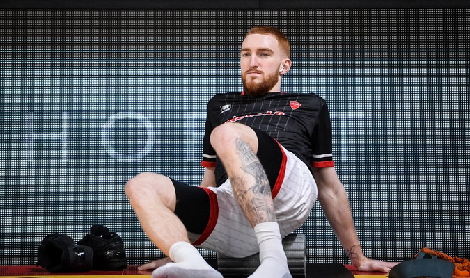 „Emporio Armani“ gynėjas patyrė lūžį